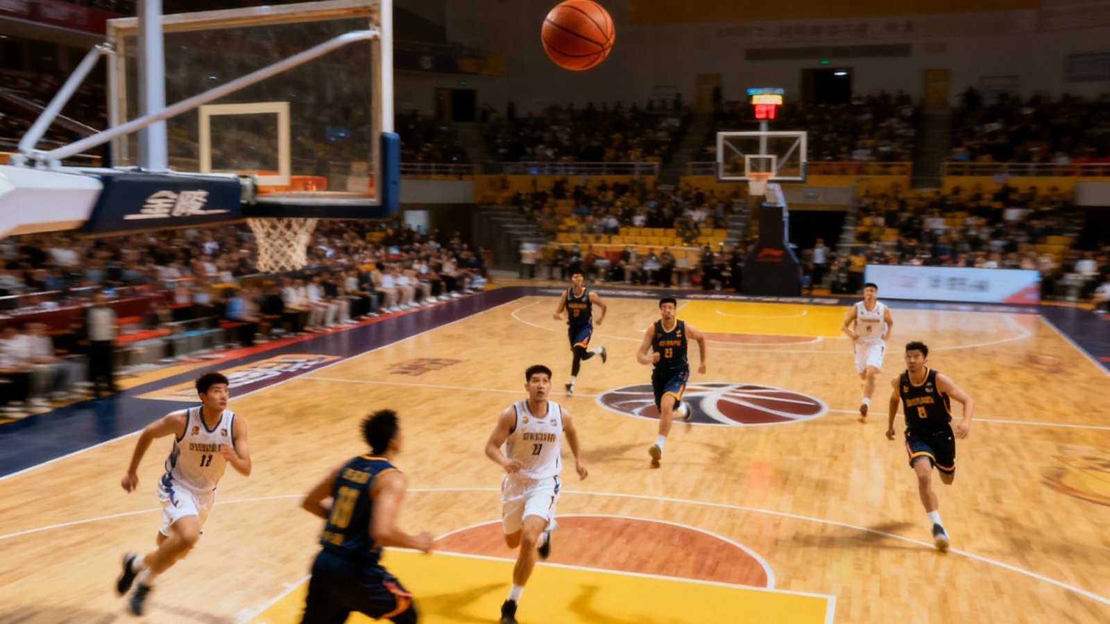 NBA总决赛G7直播画面，双方球员在球场上高速奔跑，篮球在空中飞行，记分牌显示比赛进行到第三节